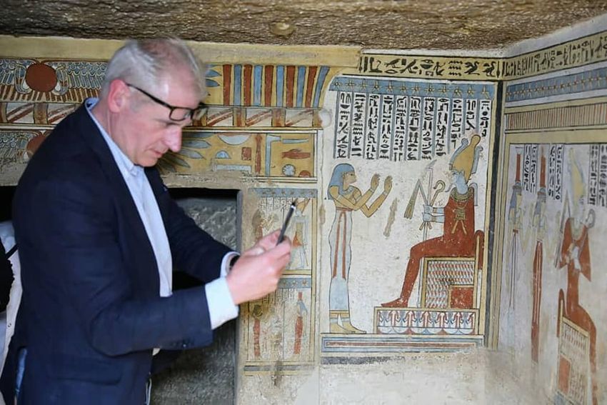 I24news اكتشاف مقبرة مزدوجة من العصر البطلمي في سوهاج وسط مصر