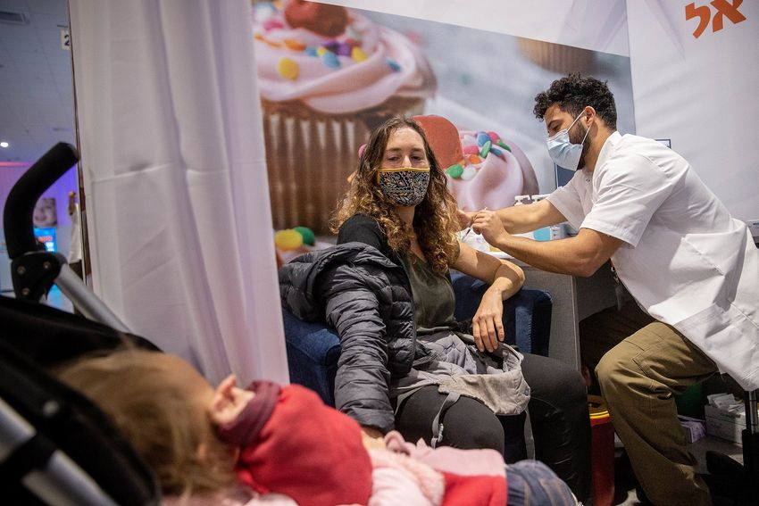 Une enseignante se fait vacciner au centre de vaccination Meuhedet à Jérusalem, le 13 janvier 2021