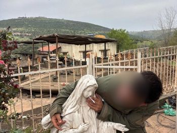 جندي إسرائيلي  في جنوب لبنان يلتقط صورة مع تمثال "مريم العذراء" ويضغ في فمها سيجارة