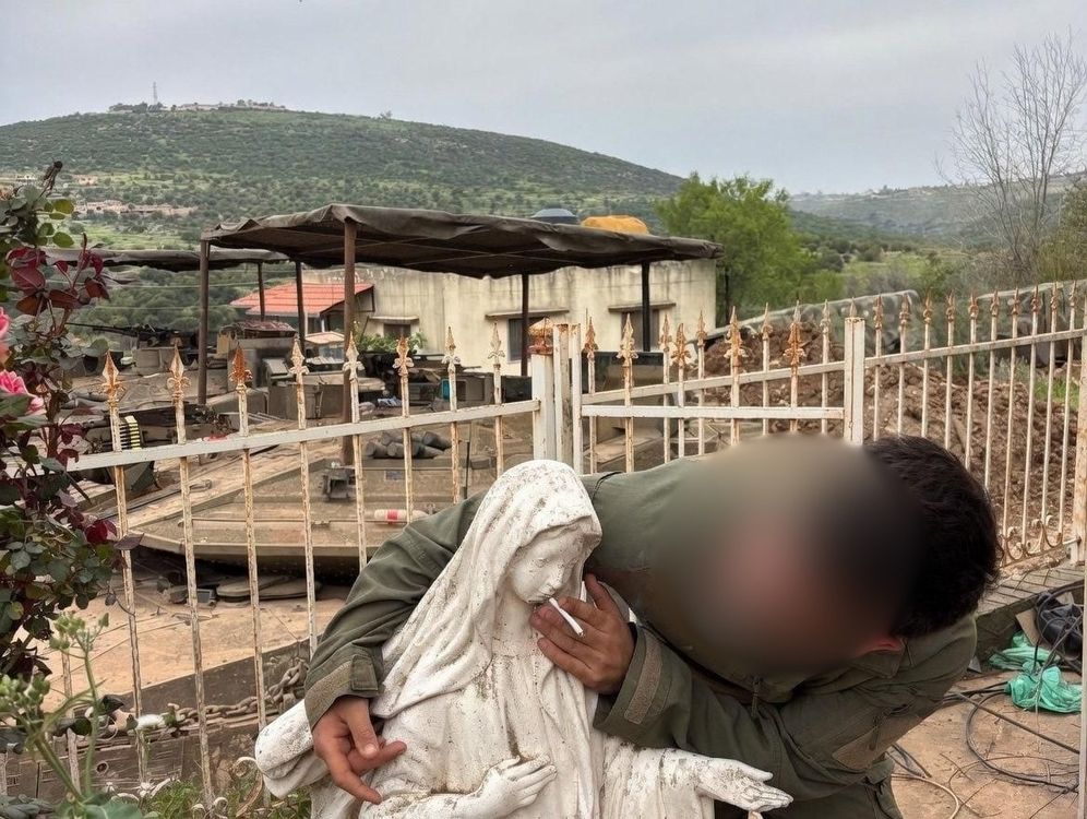 חייל צה"ל בדרום לבנון מצטלם עם פסל של "מריה הקדושה" עם סיגריה בפה