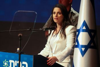 رئيسة قائمة حزب البيت اليهودي أييليت شاكيد وأعضاء الحزب خلال حدث الحملة الانتخابية لحزب البيت اليهودي في جفعات شموئيل ، 20 سبتمبر 2022.