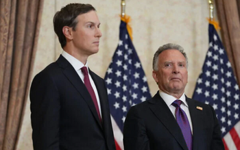 Les émissaires de la Maison-Blanche Jared Kushner, à gauche, et Steve Witkoff, écoutent le vice-président américain JD Vance (hors champ) lors d’une conférence de presse après une rencontre avec des représentants du Pakistan et de l’Iran, à Islamabad, au Pakistan, le 12 avril 2026 