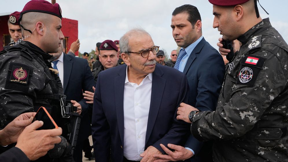 Le Premier ministre libanais Nawaf Salam, au centre, visite des zones du Sud-Liban situées le long de la frontière avec Israël, le 07.02.2026