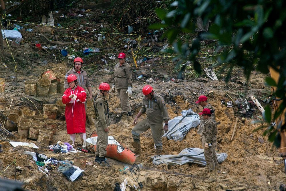Les corps de trois victimes retrouvés après un glissement de terrain dans la communauté Vila dos Milagres, quartier Barro, à Recife, État de Pernambuco, Brésil, le 31 mai 2022