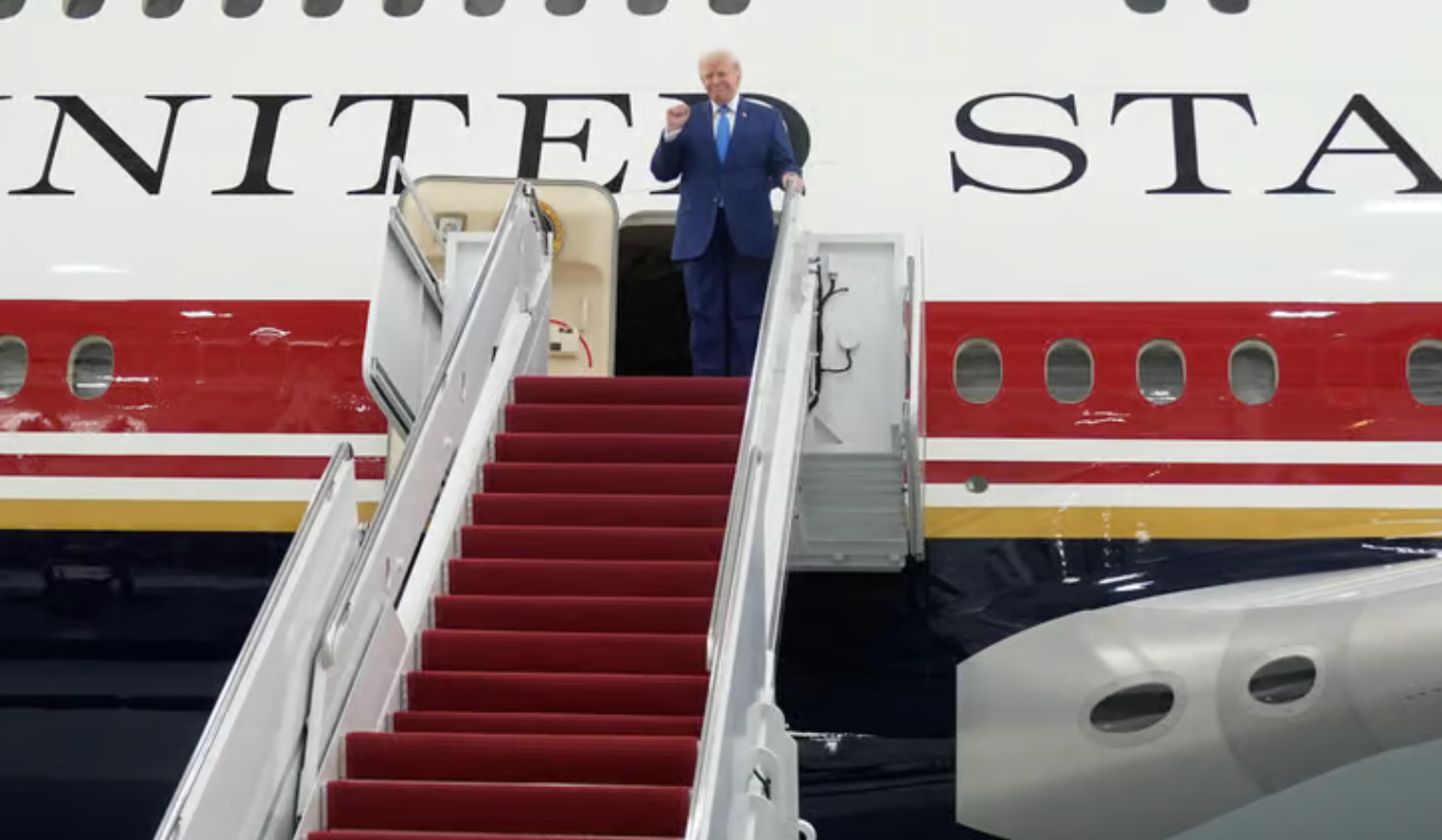 Donald Trump dévoile le nouvel Air Force One offert par le Qatar