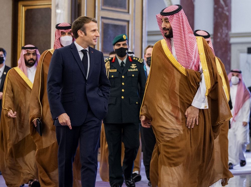 ولي العهد السعودي الأمير محمد بن سلمان (إلى اليمين) يستقبل الرئيس الفرنسي إيمانويل ماكرون (إلى اليسار) في مدينة جدة الساحلية المطلة على البحر الأحمر في المملكة العربية السعودية في 4 ديسمبر 2021.