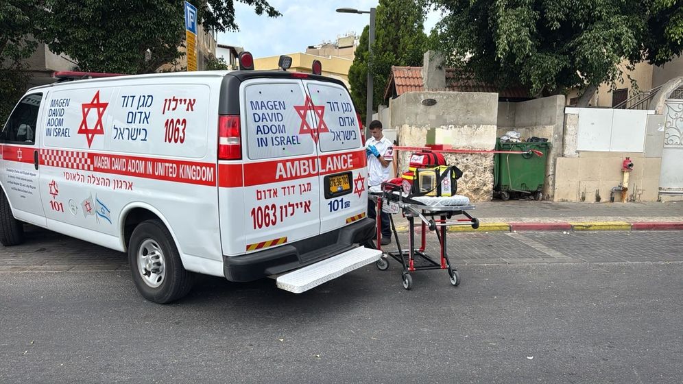 תיעוד מבצעי מד"א ילד נפצע קשה לאחר שנפגע ממטען בחולון, היום
