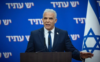Le chef de l’opposition Yaïr Lapid dirige une réunion du groupe parlementaire du parti Yesh Atid à la Knesset, à Jérusalem, le 23 février 2026.