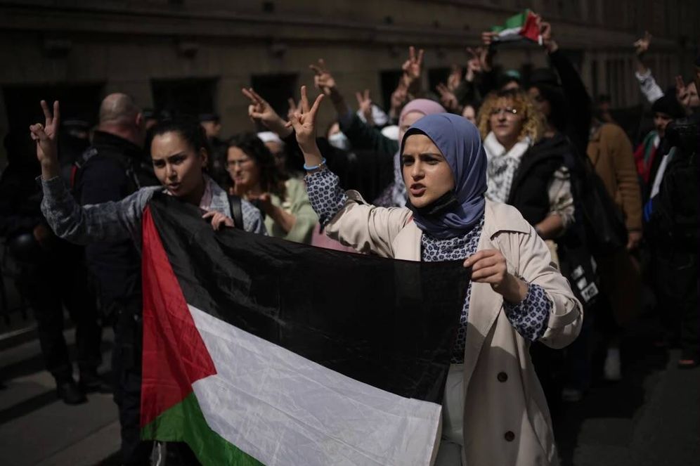 La police française a évacué lundi plusieurs dizaines d’étudiants de l’université de la Sorbonne après l’occupation de la cour principale de l’établissement par des manifestants pro-palestiniens à Paris, le 29 avril 2024