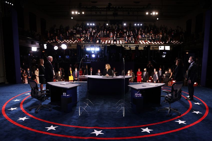 Le candidat démocrate à la vice-présidence, le sénateur Kamala Harris (à droite) et le vice-président Mike Pence, à l'Université de l'Utah à Salt Lake City le 7 octobre 2020.