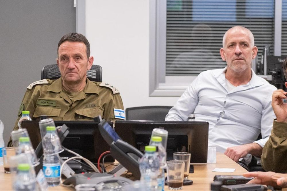 Le chef d'état-major de Tsahal Tzachi Halevi et le chef du Shin Bet Ronen Bar