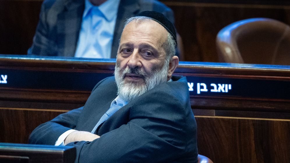 אריה דרעי במליאת הכנסת, פברואר 2026