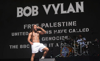 Le duo Bob Vylan se produit au festival de Glastonbury, le 28 juin 2025. 