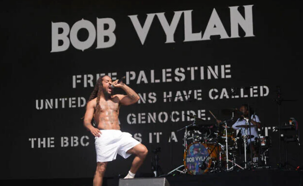 Le duo Bob Vylan lance sur scène des slogans anti-israéliens au festival de Glastonbury, le 28 juin 2025