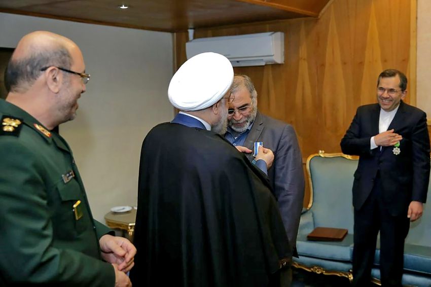 Une photo non datée montre le président iranien Hassan Rohani décorant le scientifique nucléaire Mohsen Fakhrizadeh lors d'une cérémonie tenue dans la capitale de la République islamique, Téhéran