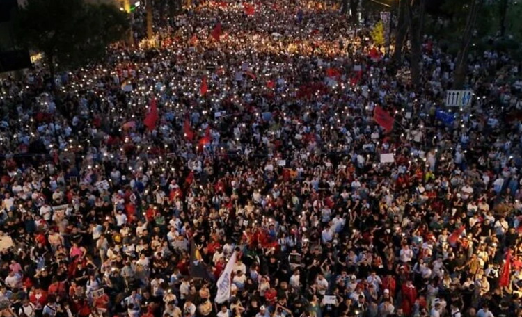 Des manifestants participent à un rassemblement à Tirana, en Albanie, le mardi 9 juin 2026, pour protester contre la construction d'un vaste projet immobilier côtier lié à Jared Kushner et Ivanka Trump dans la zone de la lagune de Narta, dans l'ouest de l'Albanie.