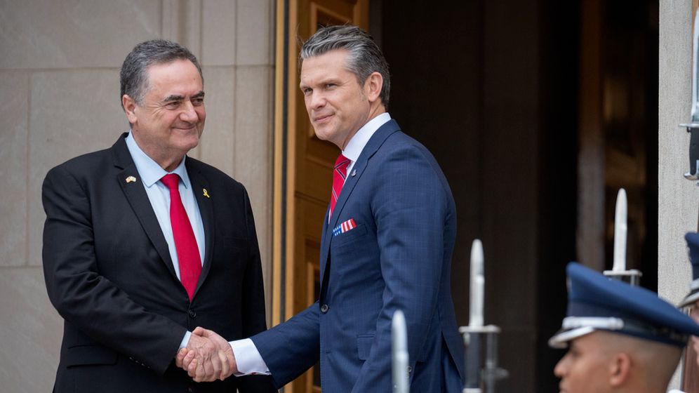 Le secrétaire américain à la Défense Pete Hegseth, à droite, et le ministre israélien de la Défense Israël Katz
