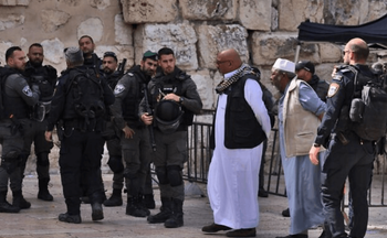 Les forces de sécurité israéliennes montent la garde alors que les fidèles musulmans se dirigent vers le Mont du Temple pour assister à la première prière du vendredi du mois sacré du Ramadan, à Jérusalem, le 24 mars 2023.