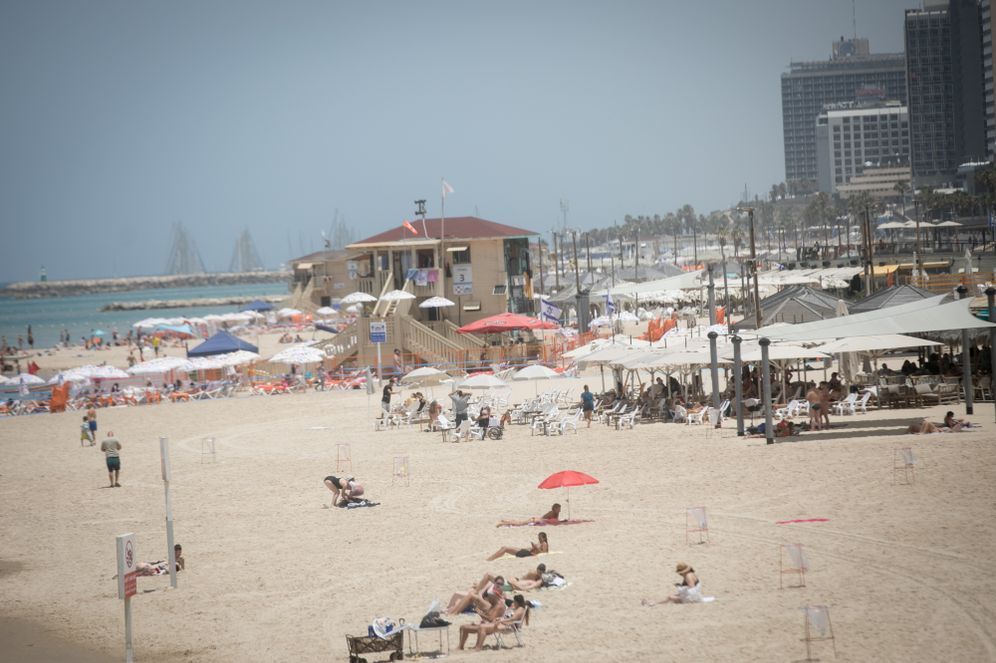 קיץ, מבלים בחוף הים של תל אביב, ארכיון