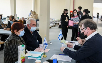 Des réfugiés ukrainiens reçoivent leurs papiers d'entrée en Israël, dans un refuge d'urgence à Chisinau, en Moldavie, le 15 mars 2022.