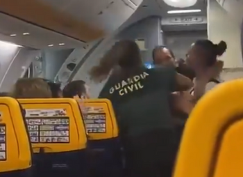 حاولت الشرطة إخراج مقاتل MMA من الطائرة