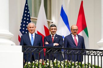 مشهد اثناء توقيع اتفاقية ابراهيم بين اسرائيل والامارات والبحرين في البيت الابيض