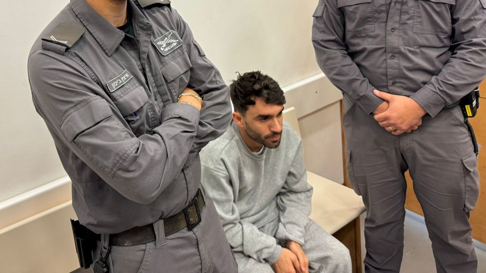 הזמר מושיקו מור באולם הדיון