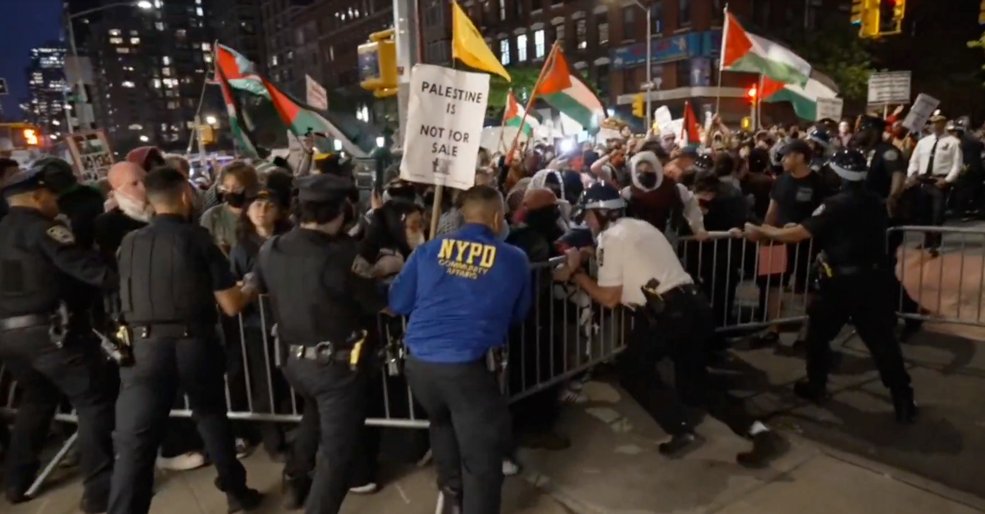 New York : Des manifestants brandissant des drapeaux du Hezbollah et s'affrontent avec la police devant une synagogue