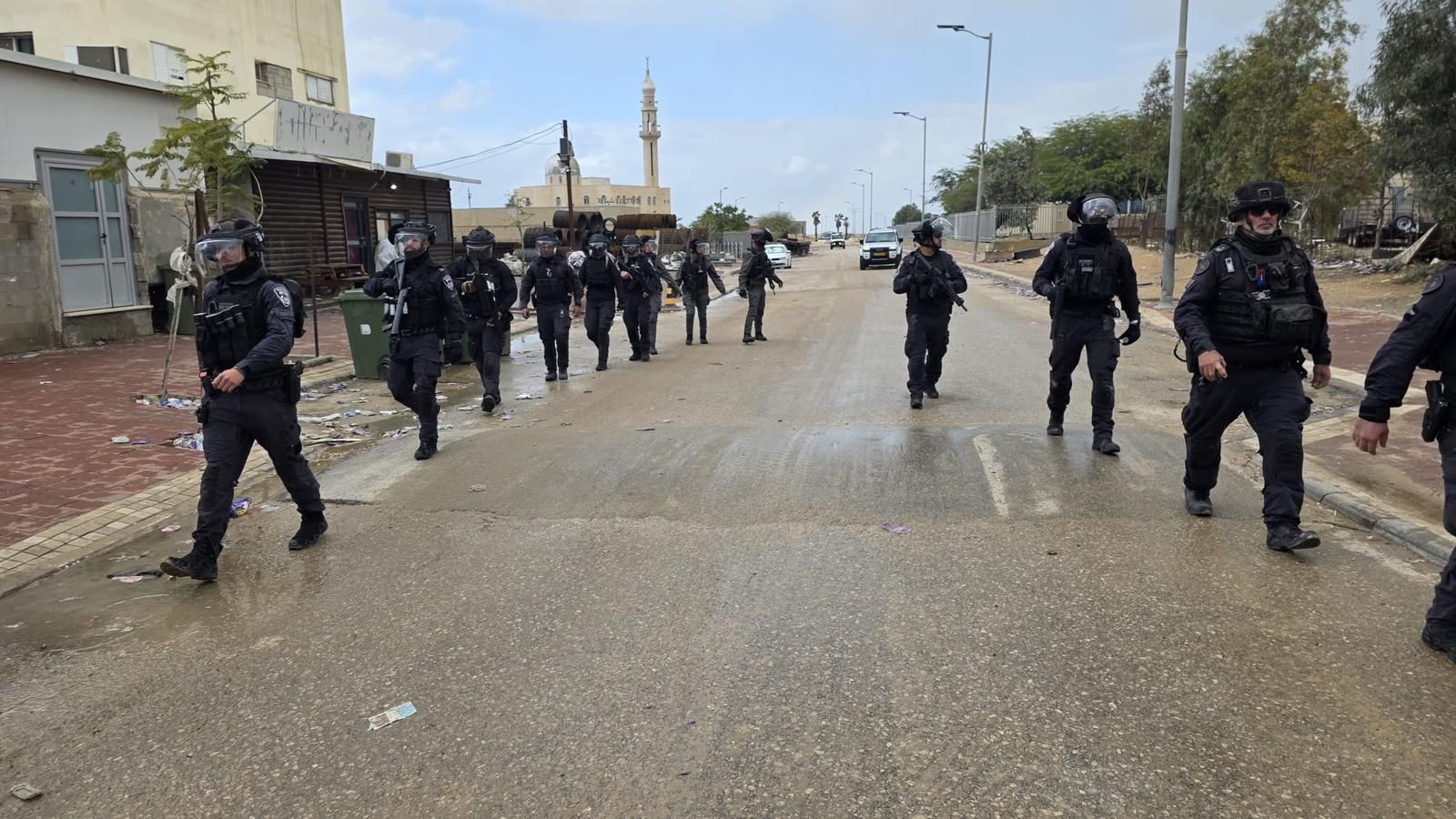 مئات من رجال الشرطة يداهمون قرية الترابين في النقب، السكان : "يتعمدون الإساءة إلينا"