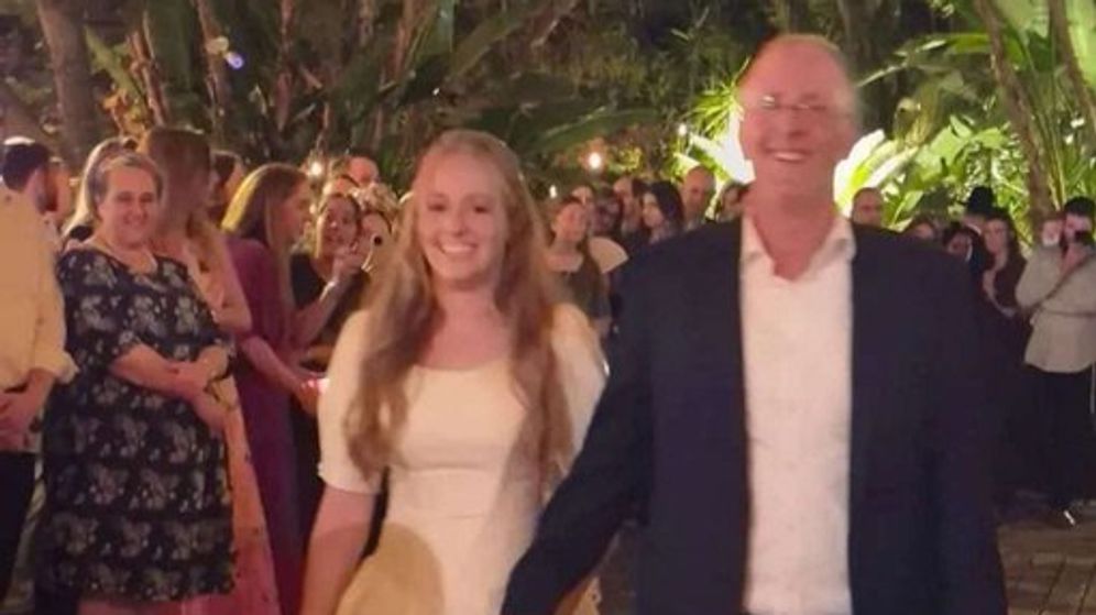 Tali Dee se marie dans la robe de sa mère, assassinée avec ses deux sœurs dans un attentat