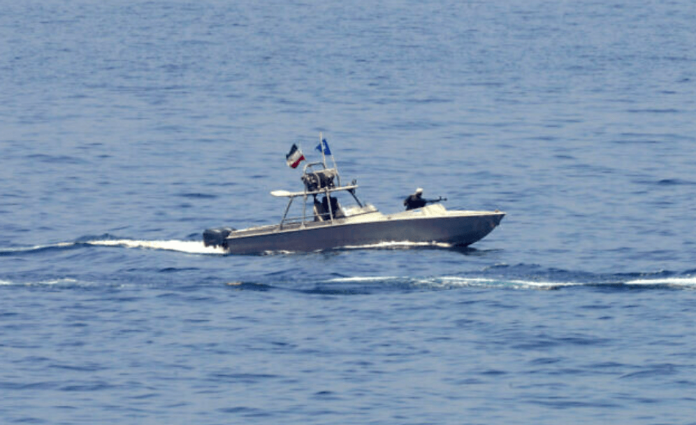 Un navire des Gardiens de la révolution iranienne observe un navire de guerre américain dans le détroit d'Ormuz, le 19 mai 2023.