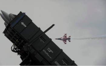 Un avion de combat F-16 passe devant le système de missiles sol-air SPYDER de Rafael Advanced Defence Systems, lors d'une performance à Singapour, le 14 février 2014 - Image d'illustration