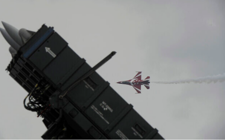 Un avion de combat F-16 passe devant le système de missiles sol-air SPYDER de Rafael Advanced Defence Systems, lors d'une performance à Singapour, le 14 février 2014 - Image d'illustration