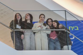 Karina Ariev, Daniela Gilboa, Liri Albag, Naama Levy et Agam Berger.