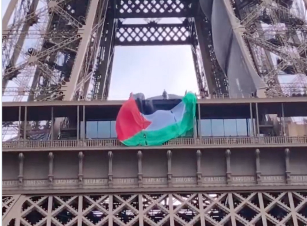 Un drapeau palestinien suspendu sur la tour Eiffel