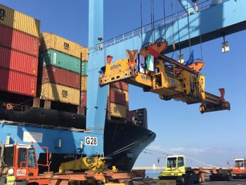 Un navire transportant des marchandises émiraties a accosté en Israël au port de Haïfa (nord), le 12 octobre 2020