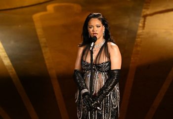 La chanteuse Rihanna enceinte sur la scène des Oscars en mars 2022