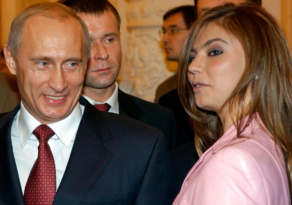 AP Photo/ITAR-TASS, Presidential Press Service, File في هذه الصورة التي التقطت يوم الخميس 4 نوفمبر 2004، يتحدث الرئيس فلاديمير بوتن (يسار الصورة) مع لاعبة الجمباز ألينا كاباييفا في مأدبة عشاء أقامها الكرملين في موسكو، روسيا.