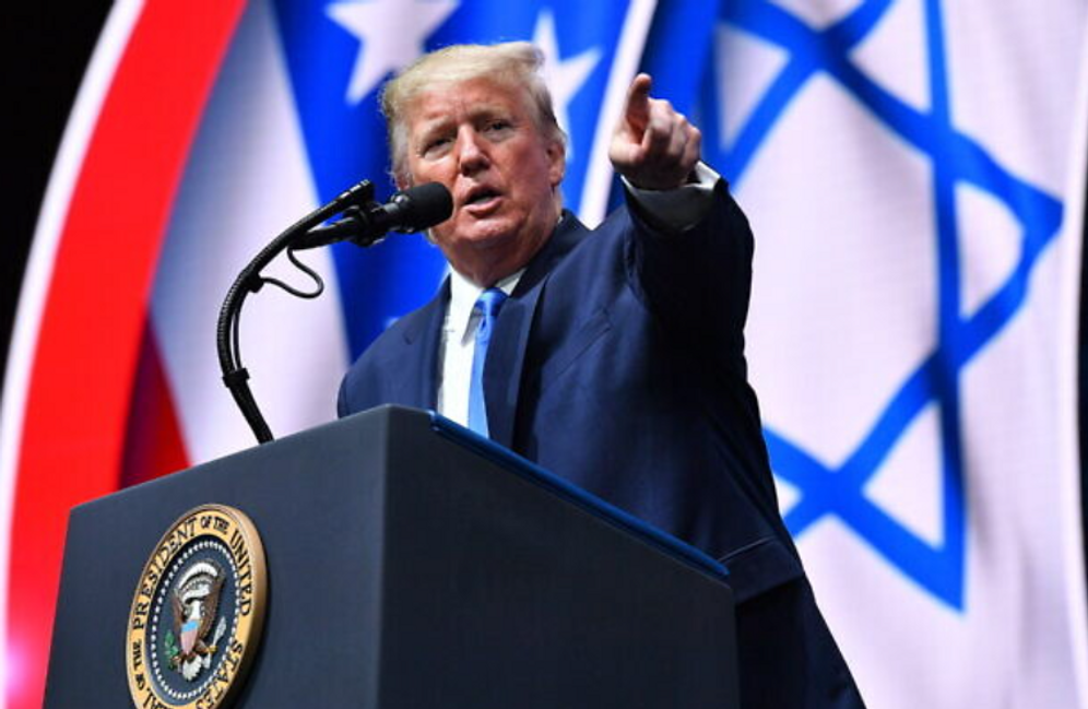 Le président américain de l'époque, Donald Trump, s'adresse au sommet national du Conseil israélo-américain au Diplomat Beach Resort à Hollywood, en Floride, le 7 décembre 2019. 


