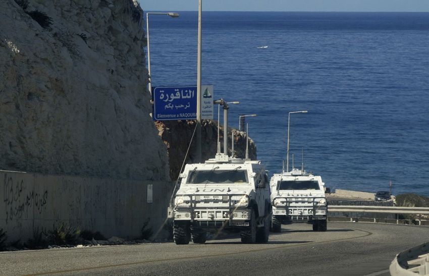 مركبات تابعة لقوة حفظ السلام التابعة للأمم المتحدة (اليونيفيل) تقوم بدوريات في منطقة الناقورة، جنوب مدينة صور اللبنانية، على الحدود مع إسرائيل، 2 أكتوبر، 2020.