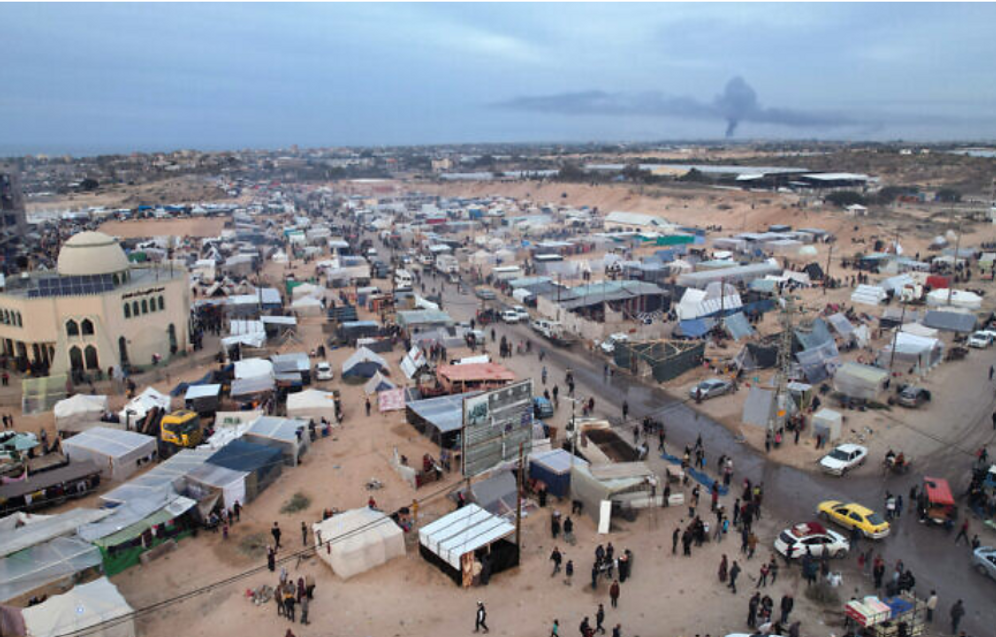 Une photo aérienne montre des Palestiniens déplacés qui ont fui Khan Yunis et établi un camp à Rafah, plus au sud, près de la frontière de la bande de Gaza avec l'Égypte, le 7 décembre 2023