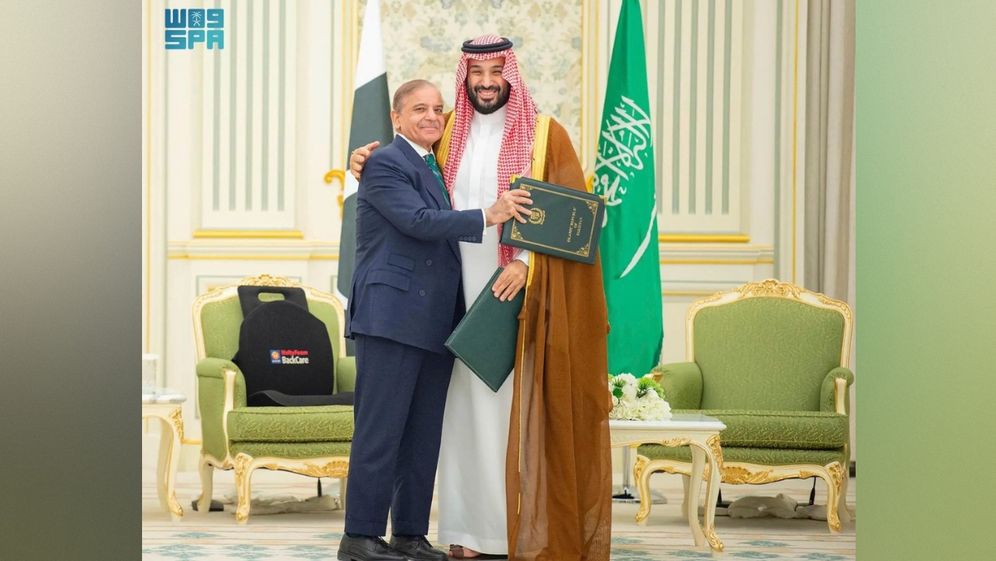 Saudi Press Agency via AP, file יורש העצר הסעודי מוחמד בן סלמאן וראש ממשלת פקיסטן שהבז שריף, היום