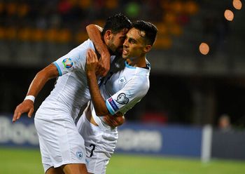 من اليمين: عيران زهافي يُعانق مؤنس دبور احتفالا بتسجيله أحد الأهداف للمنتخب الإسرائيلي