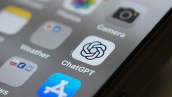 אייקון "ChatGPT" במכשיר אייפון, ארכיון