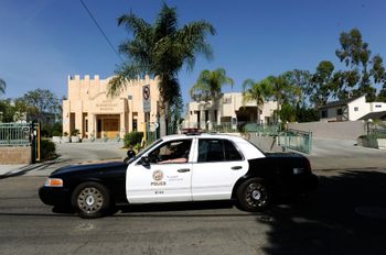 Patrouille de police devant la synagogue sépharade Adat Yeshurun Valley le 29 octobre 2009 à Los Angeles, Californie