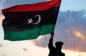 يبي يلوح بالعلم الوطني خلال إحياء الذكرى الثانية للثورة التي أطاحت بمعمر القذافي في بنغازي ، ليبيا ، الجمعة 15 فبراير 2013
