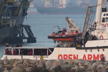 وصلت سفينة منظمة Proactiva Open Arms الإسبانية غير الحكومية إلى ميناء الجزيرة الخضراء في كامبامينتو بالقرب من سان روكي، وعلى متنها 311 مهاجرًا، في 28 ديسمبر 2018.