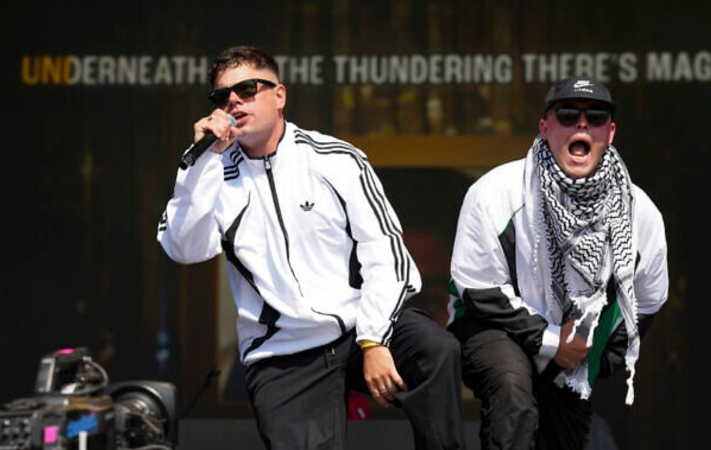 Naoise O Caireallain, à gauche, et Liam Og du trio hip hop Kneecap se produisent lors du festival de Glastonbury, le 28 juin 2025.