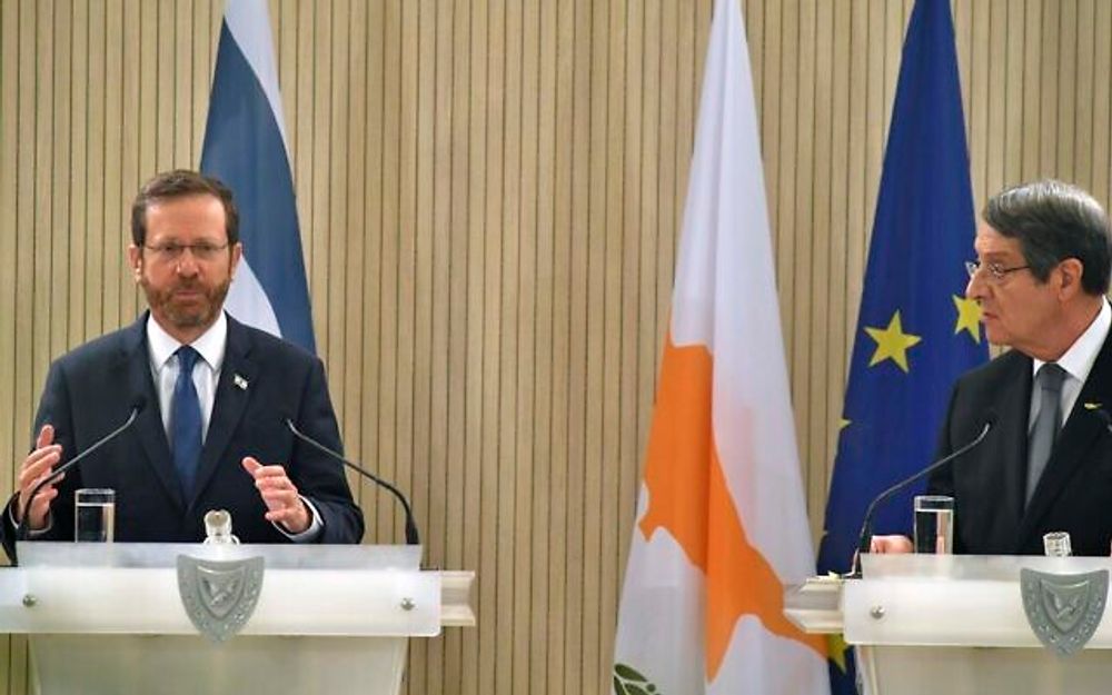 Le président Isaac Herzog, à gauche, et le président chypriote Nicos Anastasiades s'adressent aux médias, lors d'une conférence de presse après leur rencontre au palais présidentiel de Nicosie, à Chypre, mercredi 2 mars 2022
