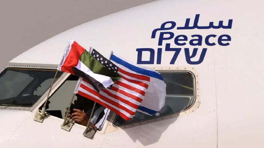 الأعلام الإماراتية والإسرائيلية والأميركية ترفرف على مقدمة طائرة شركة العال الإسرائيلية